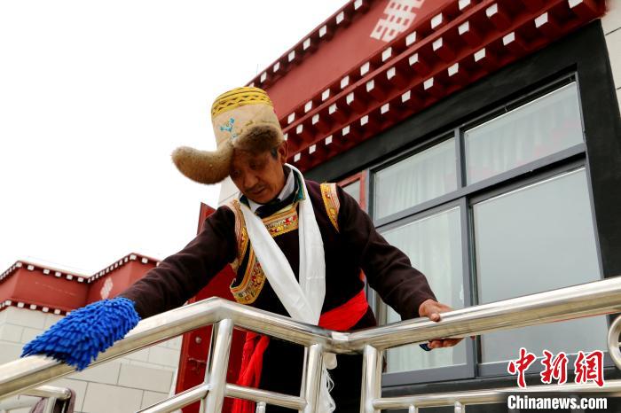 西藏瓊結(jié)易地扶貧搬遷戶:住新房獲就業(yè)