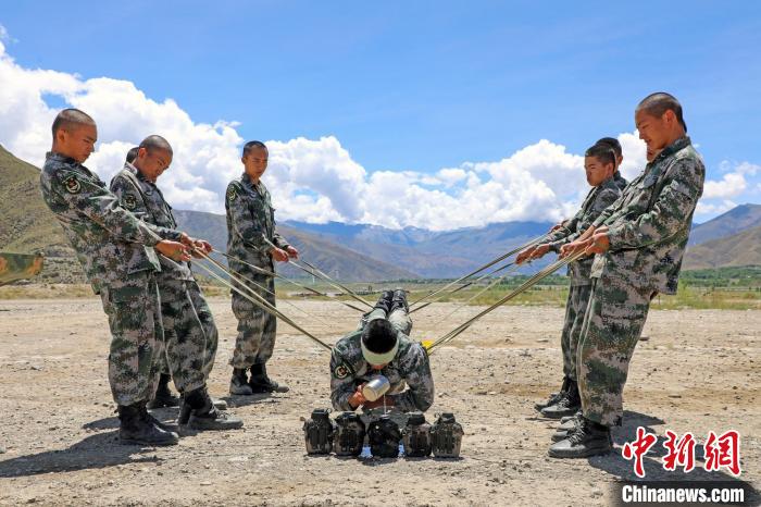 圖為荊棘排雷訓(xùn)練?！⊥踔緜?攝