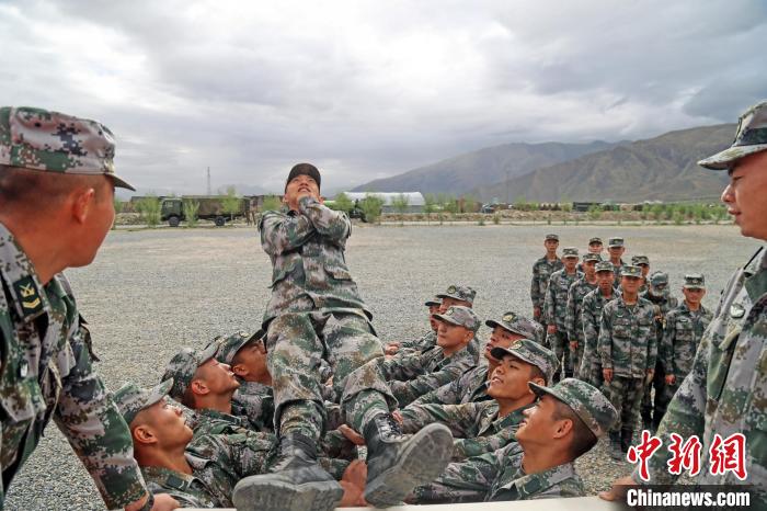 信任背摔?！《魏晡?攝