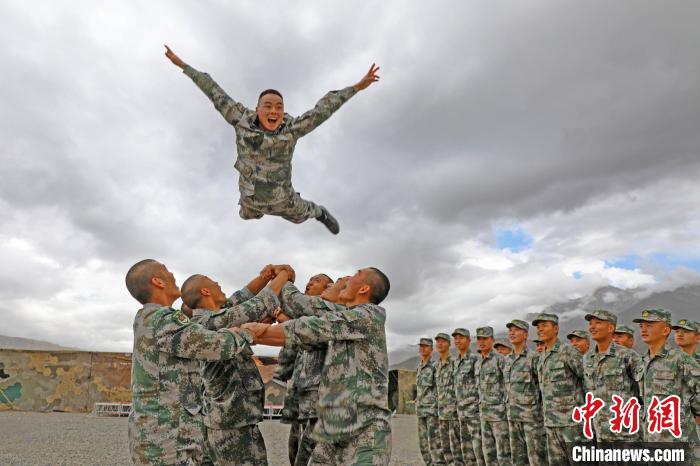 新兵進(jìn)行“空中燕子飛”?！⊥貔i程 攝