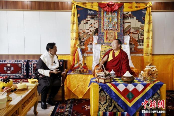 7月24日，班禪在甘南尕秀村牧民家中考察調(diào)研