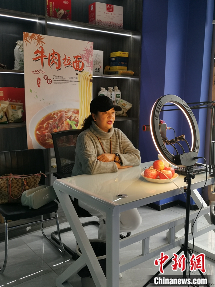 一位主播正在為延安地方特產(chǎn)直播帶貨。<a target='_blank'  ><p  align=