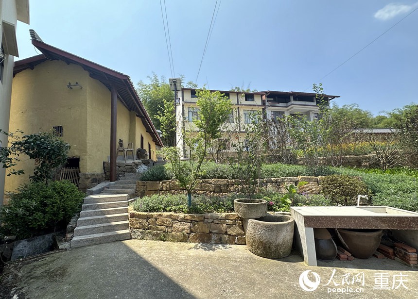 龍湖村打造的巴蜀美麗庭院示范片景觀。人民網(wǎng)記者 劉政寧攝