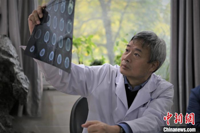 （兩會(huì)聲音）全國人大代表宋兆普：加強(qiáng)鄉(xiāng)村醫(yī)生基本保障防止隊(duì)伍后繼乏人