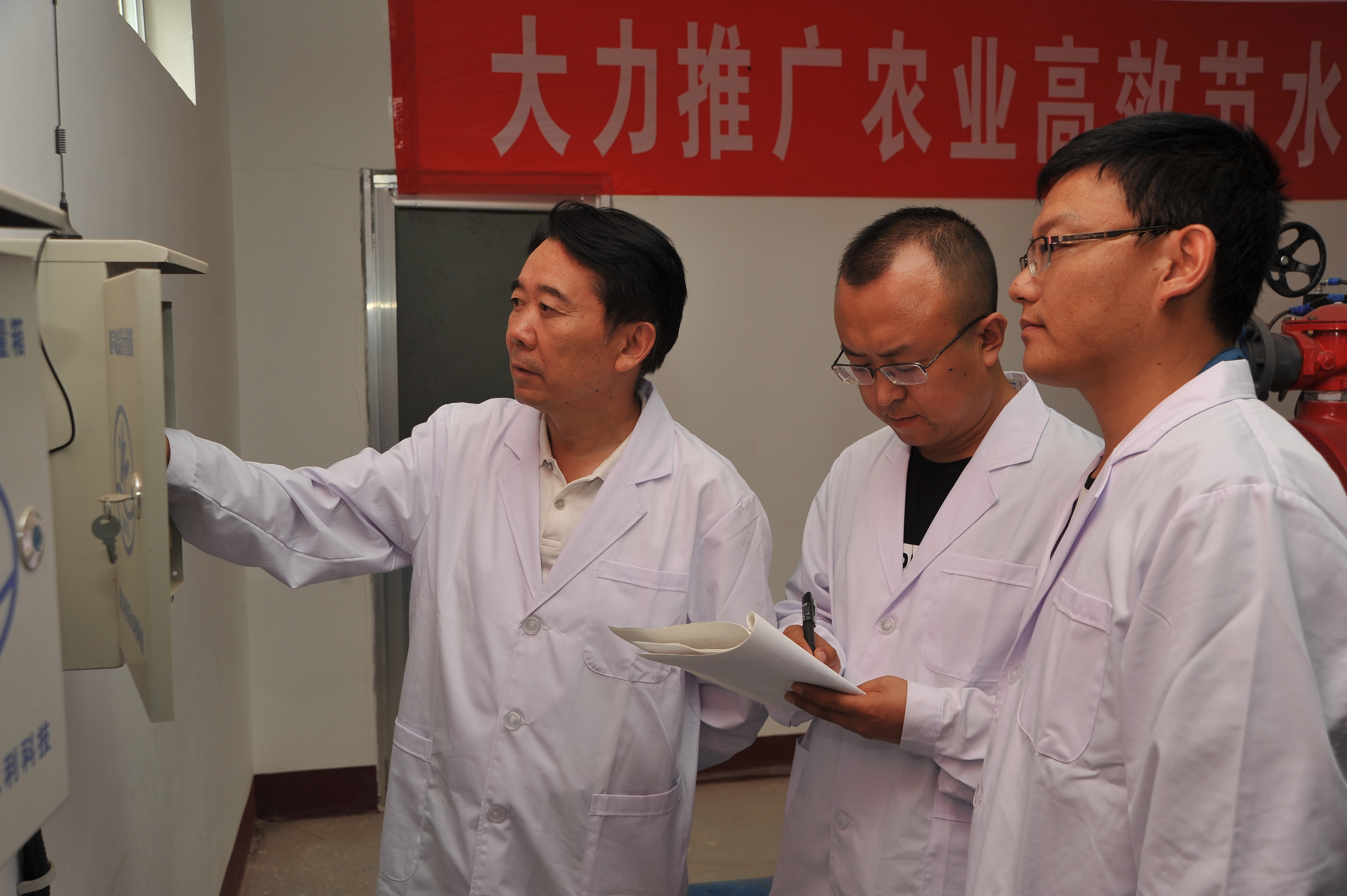 工作中的馬忠明(左) (受訪者供圖)