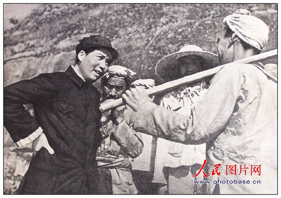 1939年，毛澤東同志在延安和楊家?guī)X農(nóng)民親切談話。