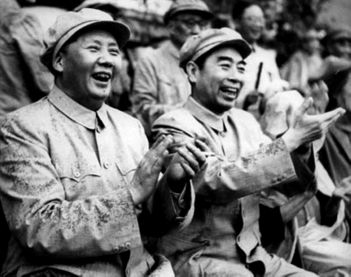 1952年，毛主席在北京與周總理冒雨觀看解放軍體育比賽。