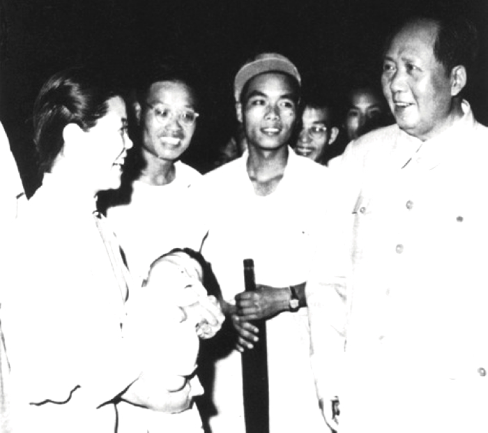 1957年，毛主席在湖北武漢長(zhǎng)江大橋上與群眾交談。