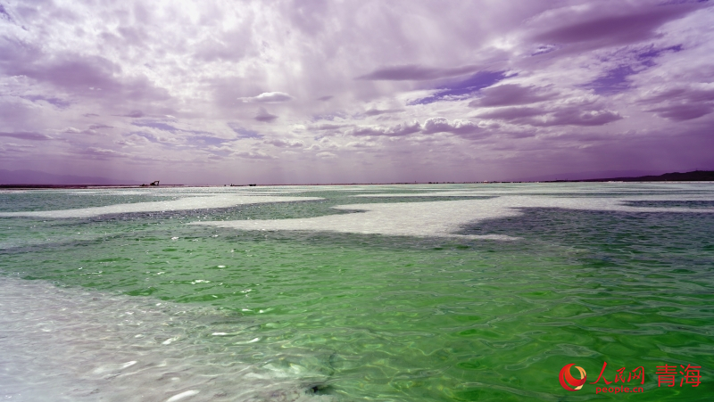 陽(yáng)光映照下的翡翠湖。人民網(wǎng) 況玉攝