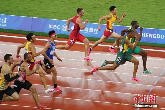 8月2日，第31屆世界大學(xué)生夏季運動會男子100米決賽在四川成都舉行，牙買加選手GOLDSON Kadrian dwayne(右一)以10秒04奪得男子百米冠軍。<a target='_blank' href='/'><p  align=