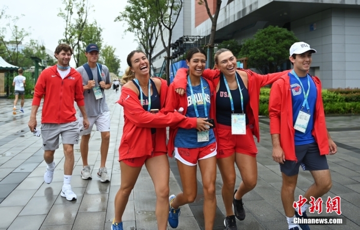 美國運(yùn)動員在村內(nèi)開心漫步。<a target='_blank' href='/'><p  align=