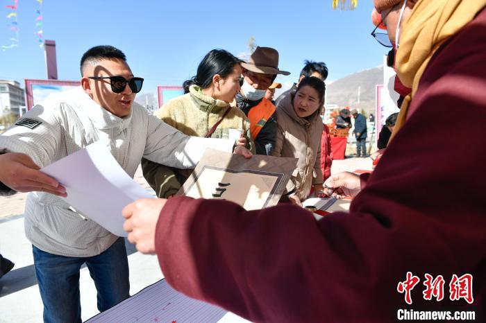 圖為展銷會現(xiàn)場。　貢嘎來松 攝