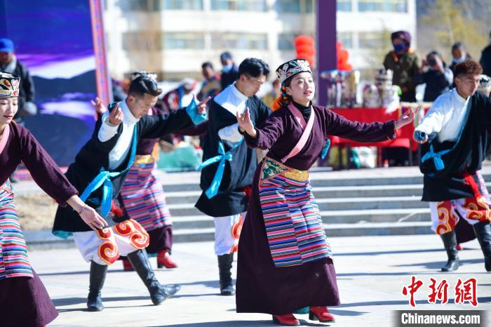 圖為藝術(shù)團表演“扎西果諧”?！∝暩聛硭?攝