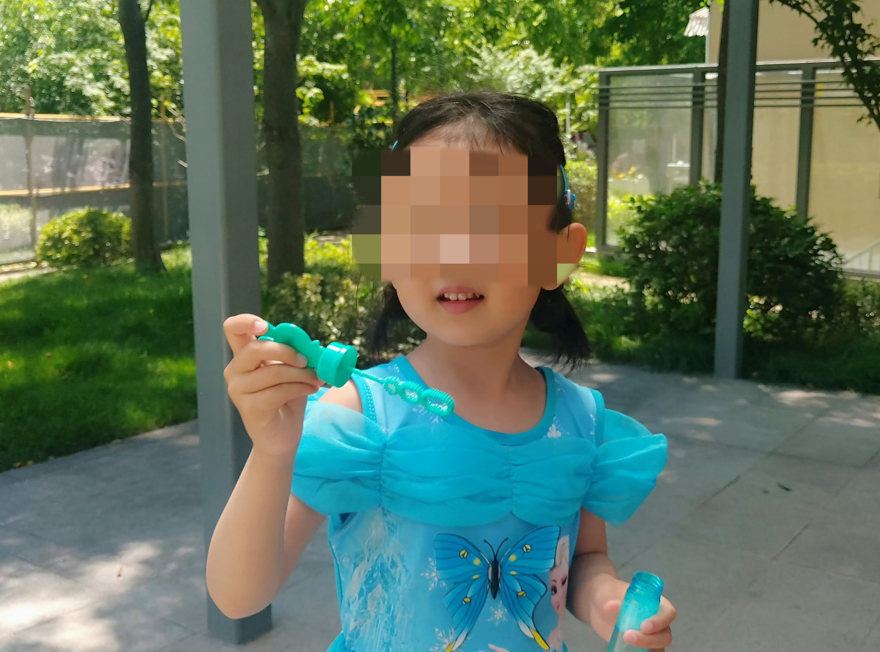 海灘失蹤女童。圖源：女童家人社交賬號(hào)